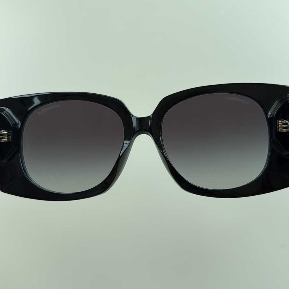 CHANEL Elegant Black Sunglasses - Picture 11 of 15